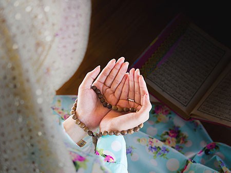 چه کنیم تا در نماز حواسمان پرت نشود؟