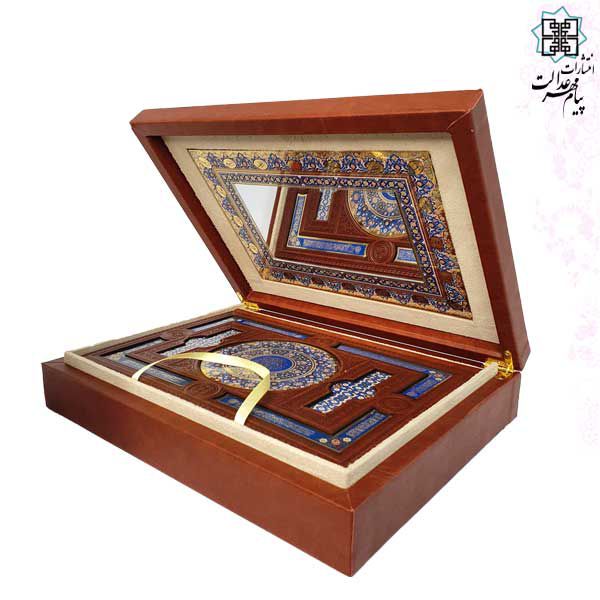 قرآن وزیری گلاسه چرم جعبه دار پلاک رنگی با آینه نفیس