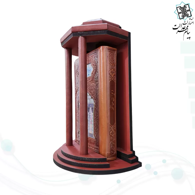 حافظ پالتویی چرم همراه با تندیس مقبره